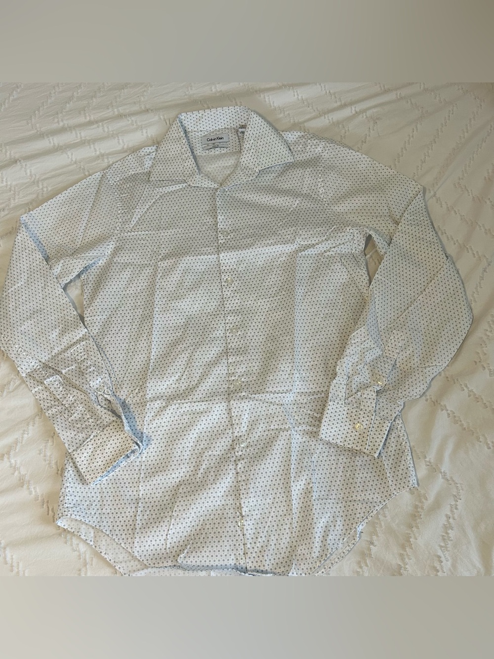 Calvin Klein Men’s Extra Slim Wrinkle Resistant White/Blue Geometric 15-15.5 M
